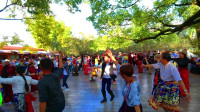 昆明翠湖民族广场舞，跳得太好看了，好多游客围观