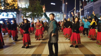 北京这位男士、广场舞跳的女人都嫉妒、怎么回事