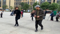 广场舞：50岁的阿姨，自己学习鬼步舞，这简单2步没想到1分钟会了 ，自学能力强呀