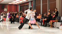 双人广场舞《情路弯弯》经典情歌，两位舞者动作专业好看