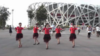 广场舞《我爱的人在新疆》，舞都跳到鸟巢门口了，太长面子了！