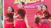 热辣广场舞《中国梦》，火红拉拉球舞起来，表现赤诚中国心！