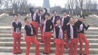 10人辣妈团在旅游景点跳队形版广场舞《百花香》气势超强，太好看