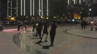 爱上义乌的夜，中年妇女晚上跳广场舞，身材好跳舞就是漂亮