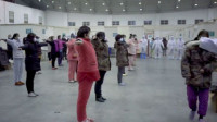 武汉方舱医院医护人员带头跳广场舞：有助于肺功能恢复