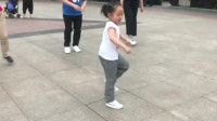 5岁小女孩从小跟姥姥，音乐一响起跳个不停，真是广场舞的新秀！