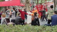 习以为常的广场舞又回来了! 贵州市民戴口罩，公园锻炼