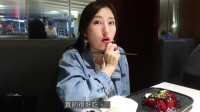 韩国美女第一次在上海吃红烧肉，比泡菜好吃多了，吃完再跳支广场舞