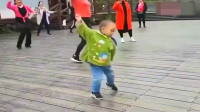 河南两岁小孩跳广场舞，动作堪称专业舞蹈师，怪不知道大妈把C位交给他