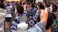 偶然在街上看到了日本的广场舞，统一的传统服装，莫名的有点诡异