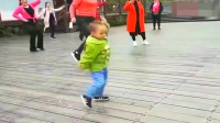 广东两岁小孩跳广场舞，动作堪称专业舞蹈师，怪不知道广场舞大妈把C位交给他