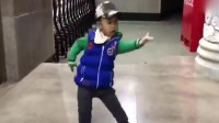2岁小孩跳广场舞《藏家乐》随音乐变化舞步，跳的太好真是舞王