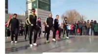 老外在中国：广场舞大妈火到了国外，外国网友：这太帅了！想学!