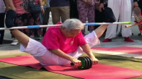 不学别的老人跳广场舞，湖南大爷在公园健身，玩出了极限！