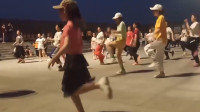 厉害了！8岁女孩跳广场舞悟性太好 被大妈们一致推选为领舞