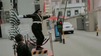 陕西西安市小哥：大爷做小区保安有点屈才了，这动作是跟广场舞大妈学的吗，很妖娆。