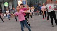 10岁女孩领跳广场舞，称替爸“顶岗”，当老师感觉很自豪