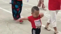 湖南姥姥带大的，宝宝4岁了，就学会了跳广场舞！