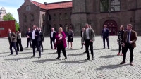 谁说西方不跳广场舞？挪威首相率领一群大臣，又唱又跳场面热闹