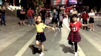 2个小姑娘跳广场舞，引来这么多人围观，小妮子要火！