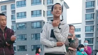 当广东中学生爱上广场舞，这舞姿也是没谁了，后边的阿姨们都懵了