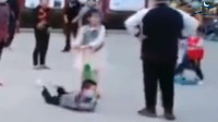 小孩子玩滑板车干扰大妈跳广场舞，老人故意将小孩绊倒，监控拍下这狠心一幕