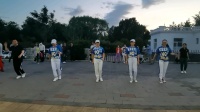 实拍，北京美女跳鬼步广场舞，步伐整齐，动感飘逸