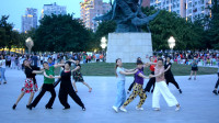 达州天邑舞蹈队，慢三一拖二《半月湾》，仙鹤广场