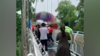 胆战心惊！杭州大妈在景区玻璃桥上跳广场舞，保安直呼：桥要断了