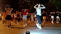 重庆市美女：90后小伙带大妈把广场舞跳出时尚感，以后是不缺女朋友咯！