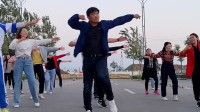 山西网红校长带领老师跳广场舞，真是个人才！