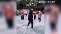 大妈霸占了篮球场跳广场舞，小伙没办法只好拿出双节棍出来练练了！