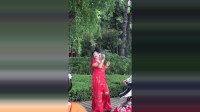 公园跳广场舞的红衣服大妈, 年轻时没少在迪厅混吧!