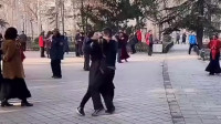 河南省郑州大妈：今天的广场舞有点热闹，这个大叔年轻时候也是个靓仔