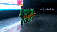 看！皖明光市潘村镇广场舞台上（端午节第二天）:阚绪基队《葵花舞》的精彩表演！请欣赏！