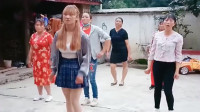 上海儿媳妇回来，让大妈们跳的广场舞洋气了不少，有个好老师很重要！