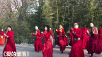 藏族舞《爱的部落》豪迈气势引人注目，广场舞中难度较高的舞