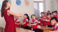 美女老师课堂上教手势舞：学好中国字，做好中国人