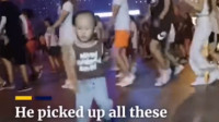 老外看中国：广东4岁小朋友跳广场舞走红海外，美国网友：别人家的孩子！