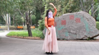 北京广场舞《你像三月桃花开》服饰好看，舞姿优美