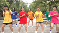 一群美女公园展示广场舞《爱疯了》，舞姿帅气潇洒，看不够