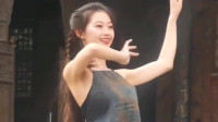 偶遇小姐姐学跳蒙古舞，舞姿优美十分迷人，不知俘获了多少单身汉