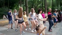 老外在中国：完蛋了：外国人又有理由挑刺了，这广场舞也要走向世界了吗？