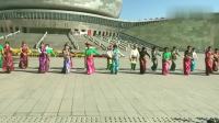 中国大妈穿蒙古服装跳广场舞，整齐的舞姿确实能吸引到不少游客的目光！