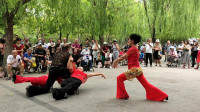 热门广场舞《做你的爱人》节奏动感，舞步简单好看又好学！
