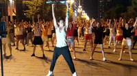 妖娆小哥带大妈跳时尚广场舞，网友：宫主和三千佳丽的故事！