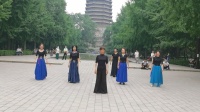 实拍北京紫竹院广场舞《扎红头绳》崔老师领舞，大妈们跳的欢快豪放