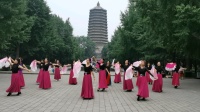 实拍北京紫竹院大妈跳广场舞《太湖美》最新扇子舞，这么跳才太吸睛了