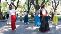紫竹广场舞《金达莱盛开的地方》鲜族风情，舞姿优美加仑老师领舞