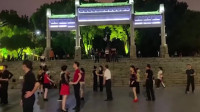 市民烈士陵园跳广场舞称是烈士期望的 园方：禁舞时间短刹不住
